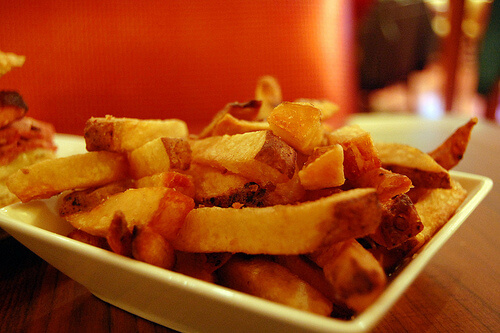 pommes frites på fat
