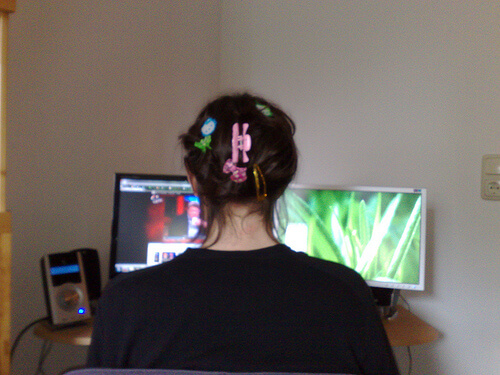 Kvinna med hårspännen