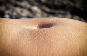 Naveln hyser stora mängder bakterier