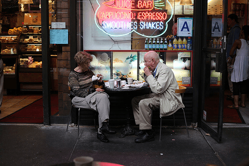 Personer vid kafé
