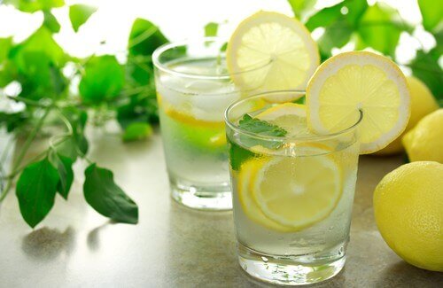 Är det nyttigt att dricka varmt citronvatten på morgonen?