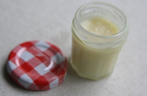 Hur gör man en naturlig deodorant?