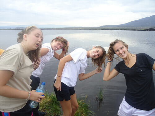 Vänner tvättar håret med hemgjort schampo