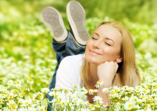 Självsäker kvinna i gräset