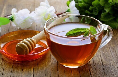 En renande infusion på honung, vinäger och te