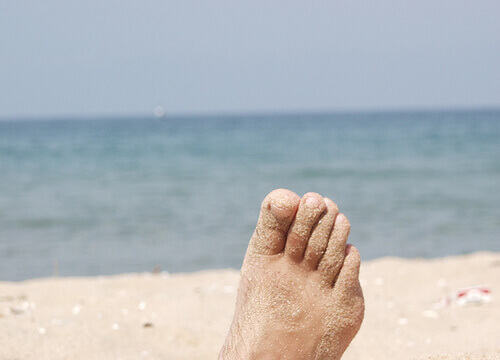 Fot på stranden