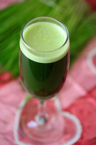 Gör en dryck med gröna bladgrönsaker