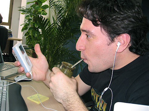 Man dricker mate