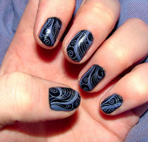vackrare-naglar-med-blå-design-på-svart-bakgrund