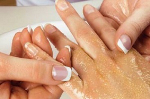 Enkla steg för att exfoliera armar och händer