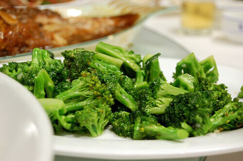 broccoli på tallrik