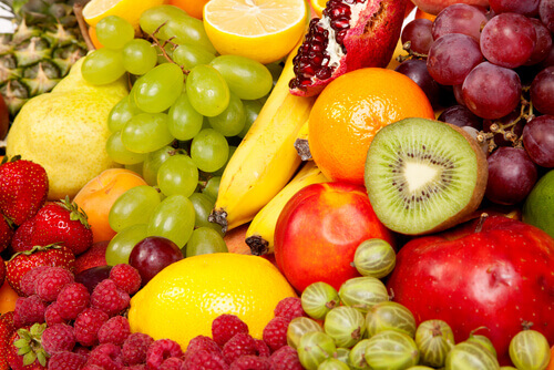 vältränad mage med frukt