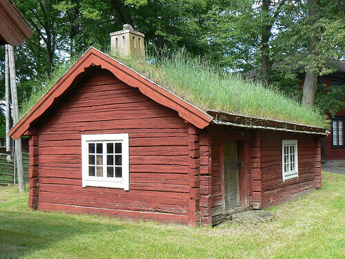 Hus med gräs på taket