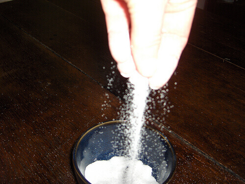 Du kan använd salt för att rengöra i huset