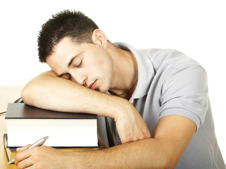 Sover på bok