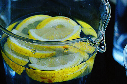 vatten med citron