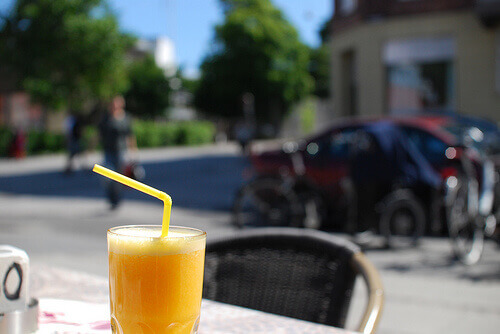 Blandafrukt och grönsaker i dina juicer