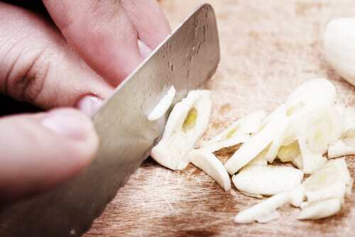 Chopping-garlicsve