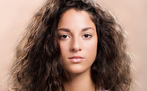 8 enkla tips för att hantera frissigt hår