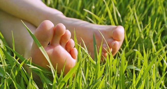 Fötter i gräset
