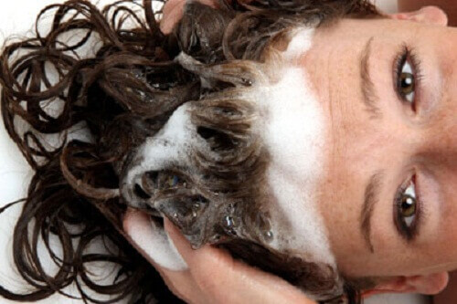 Hemgjort schampo mot håravfall: förebygg och stärk