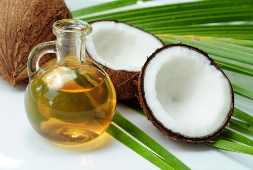 Kokosolja för hälsprickor