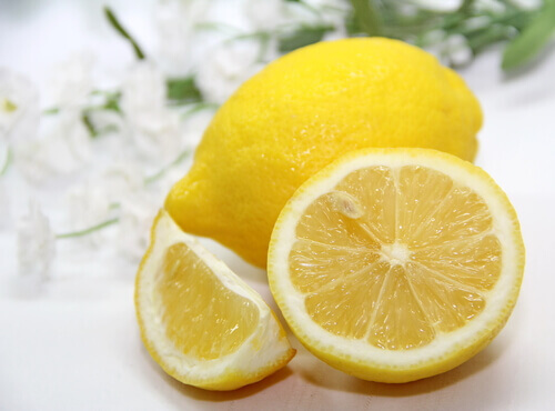 Färsk, uppskuren citron