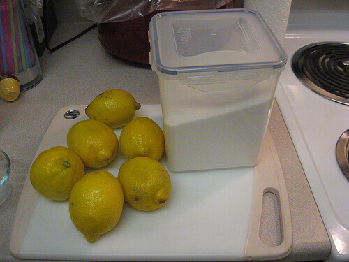 citroner på skärbräda