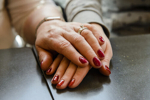 äldre-händer-med-nagellack