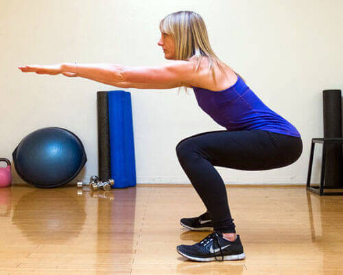 Kvinna gör knäböj