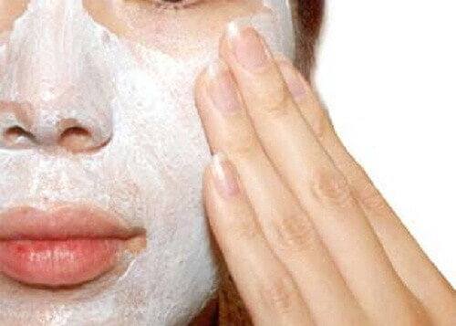 Varför och hur du bör exfoliera din hud