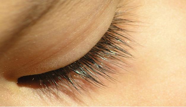 Huskurer som förbättrar utseendet hos dina ögonfransar
