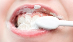 Hemgjorda naturliga behandlingar för att bleka tänderna