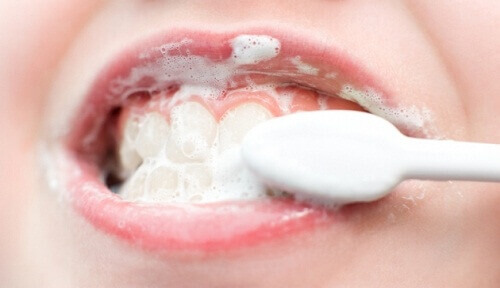 Hemgjorda naturliga behandlingar för att bleka tänderna