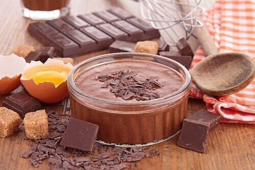 Att äta choklad ökar nivåerna av seratonin – en substans som fattas under depressionsperioder