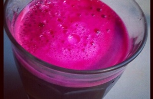 Återställande smoothie med rödbetor, morötter och äpplen