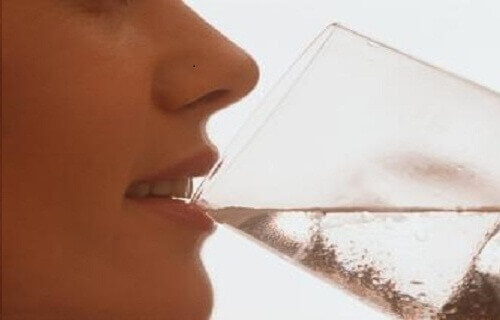 Riskerna med att dricka kallt vatten efter maten