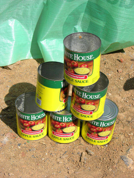 Konservburkar i pyramid