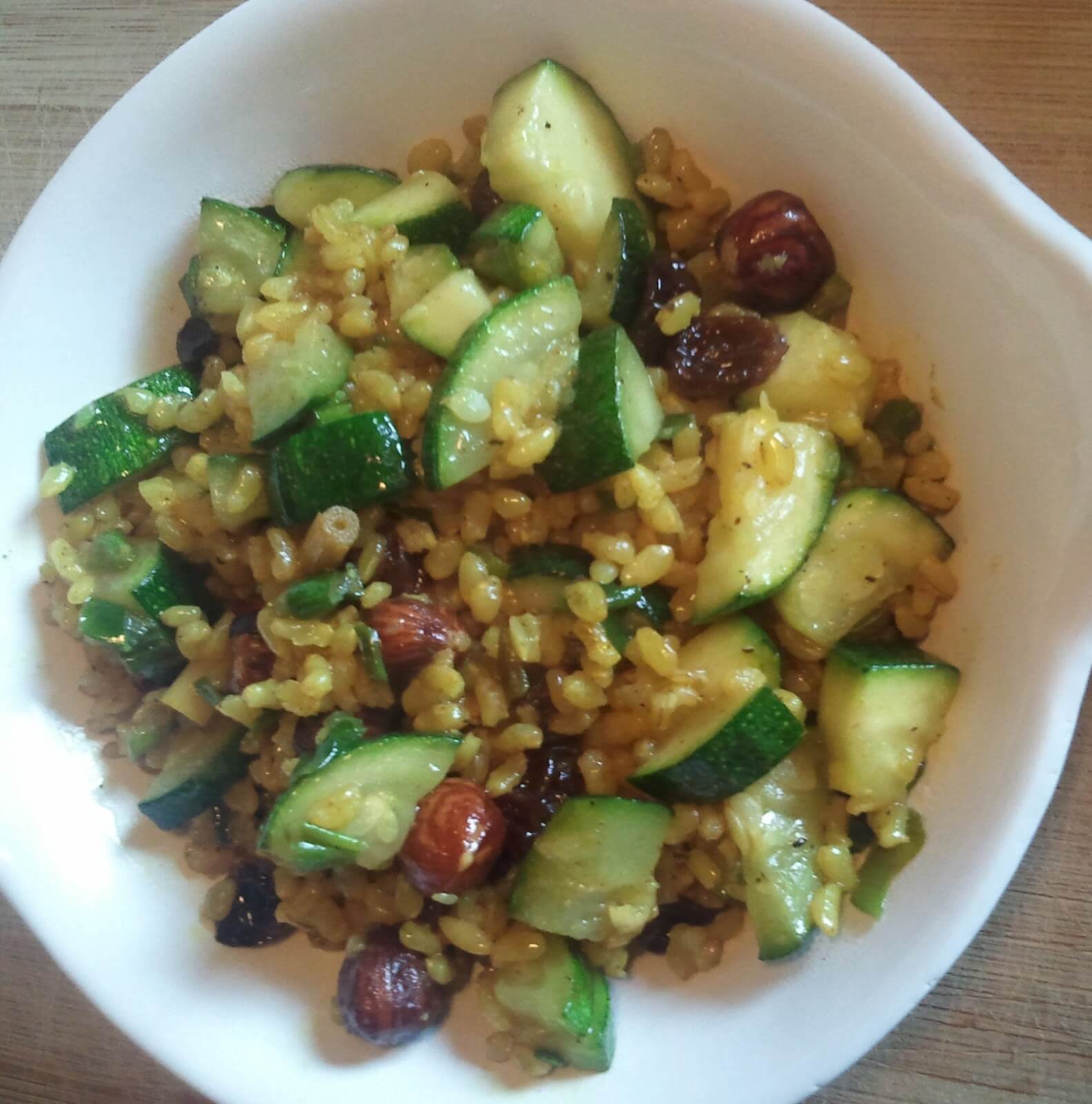 Brunt ris med zucchini och purjolök
