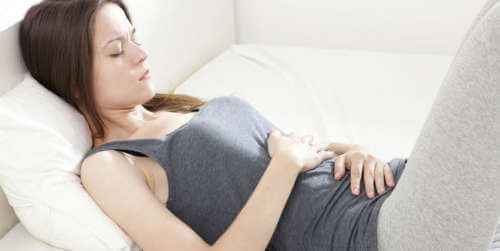 Kvinna med buksmärtor