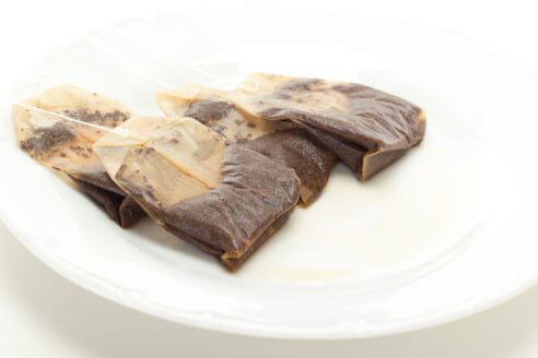 tepåsar på ett fat