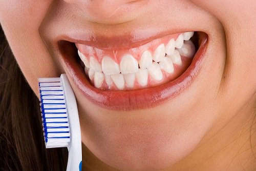 kvinna med vita tänder ler