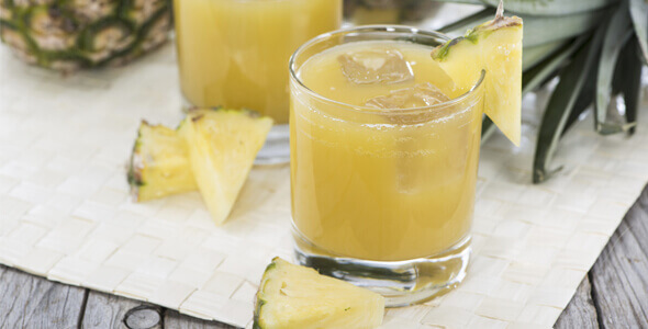 Ananasjuice och färsk ananas