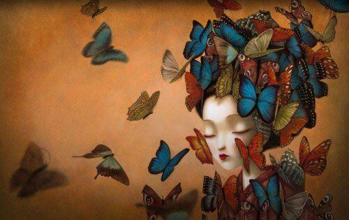Kvinna täckt av fjärilar