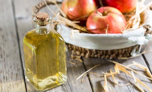 äppelcidervinäger i glasflaska