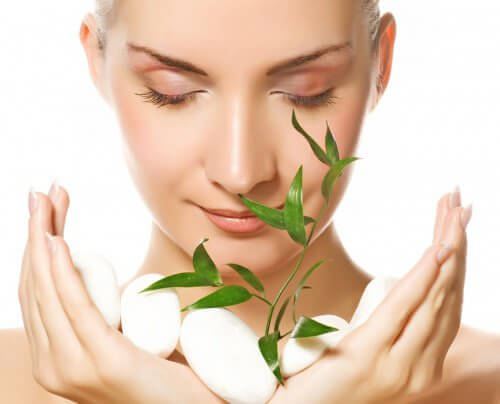 Örter i kvinnas hand