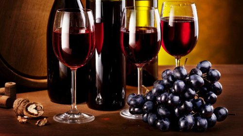 Rött vin och druvor