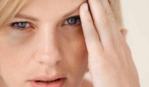 Kvinna med huvudvärk