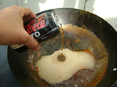 Skrubba grytor med cola