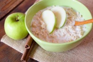 Kur med havregryn och gröna äpplen till frukost